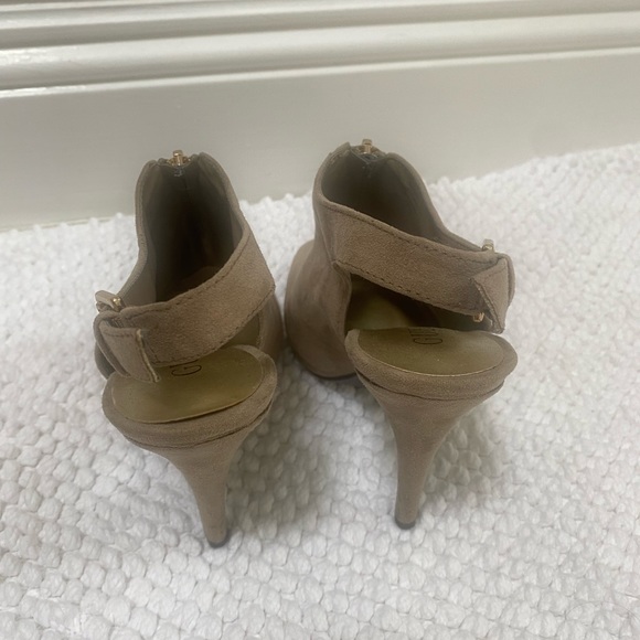 Guess Suede Peel Toe heels with zipper. - Picture 6 of 6